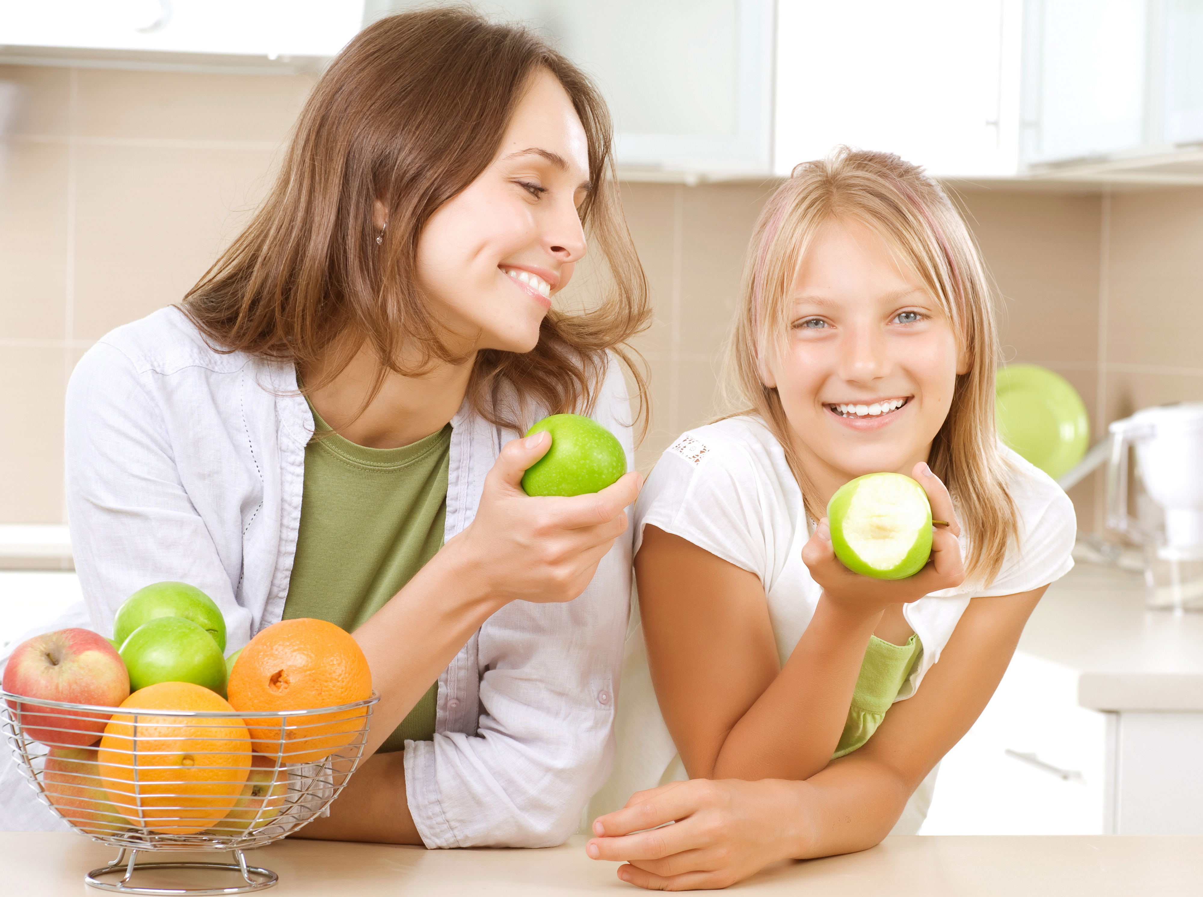 Мама и дети подростки. Подростки и еда. Здоровое питание детей и подростков. Правильное питание для подростков. Здоровая еда для детей.